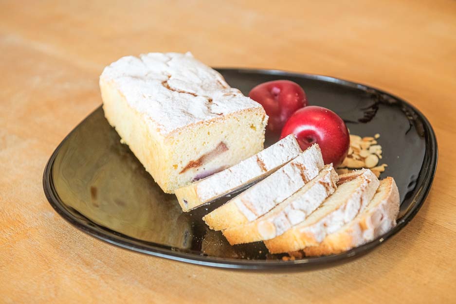 Bizcocho de cerezas cortado en porciones y presentado en un plato